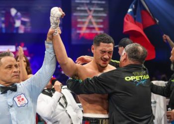 Çenesi iki ayrı yerden kırılan Jai Opetaia maçı bırakmadı, ringden zaferle ayrıldı