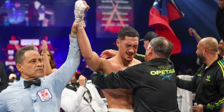 Çenesi iki ayrı yerden kırılan Jai Opetaia maçı bırakmadı, ringden zaferle ayrıldı