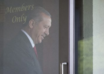 İddia: Polis, partisini eleştiren eski AKP’li vekili yere yatırarak ‘silahına davrandı’