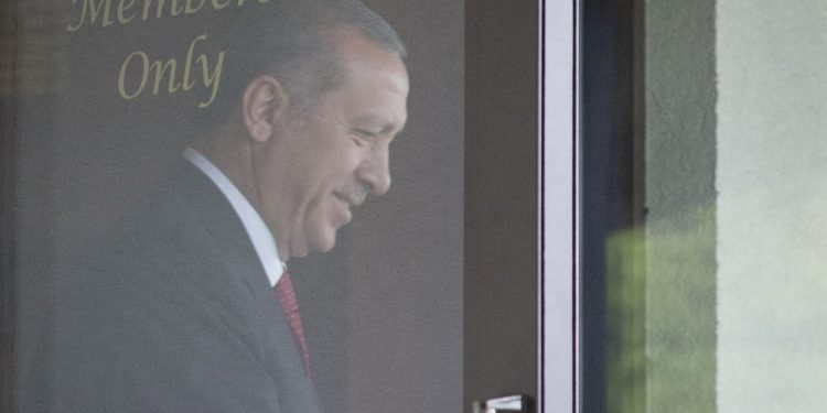 İddia: Polis, partisini eleştiren eski AKP’li vekili yere yatırarak ‘silahına davrandı’