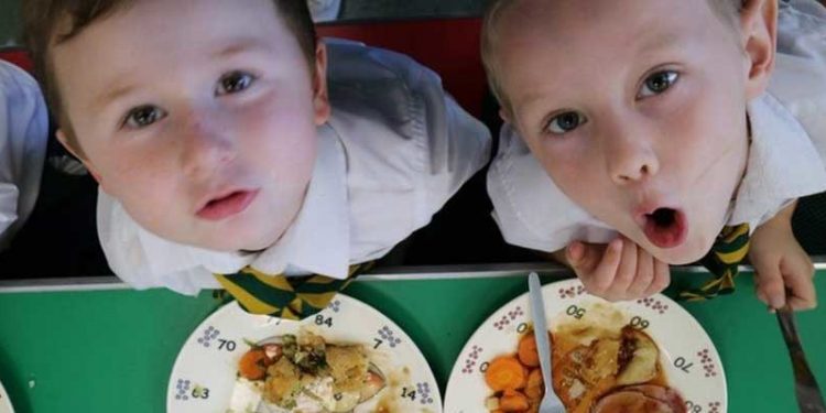 İngiltere'de hayat pahalılığı nedeniyle okul öğünlerinden et yemekleri çıkarıldı