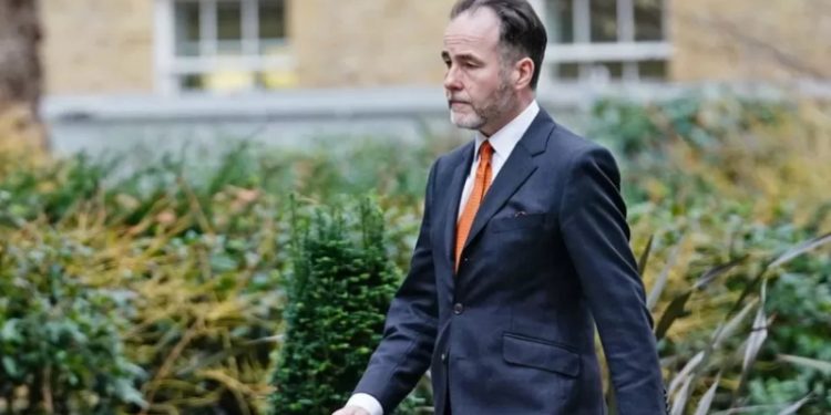 İngiltere’de iki erkeği elle taciz etmekle itham edilen Muhafazakar Parti Grup Yöneticisi Pincher istifa etti