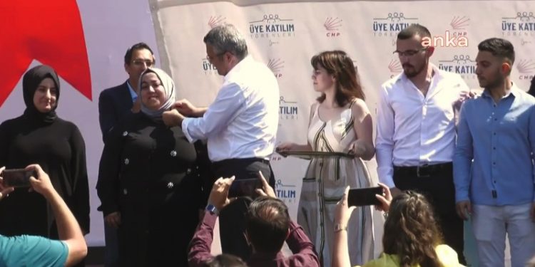 İzmir'de 1550 kişi törenle CHP'ye katıldı