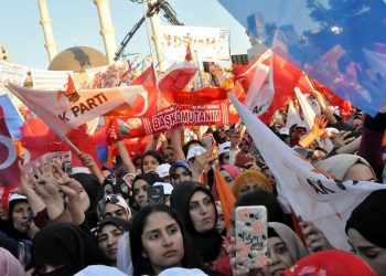 ‘AKP 2002’deki oy seviyesinin altına indi’