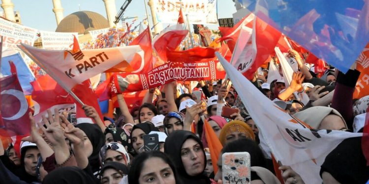 ‘AKP 2002’deki oy seviyesinin altına indi’