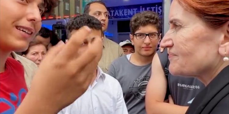 ‘Bu sene kayısı yemedim’ diye pahalılıktan dert yanan gence Akşener küpelerini hediye etti