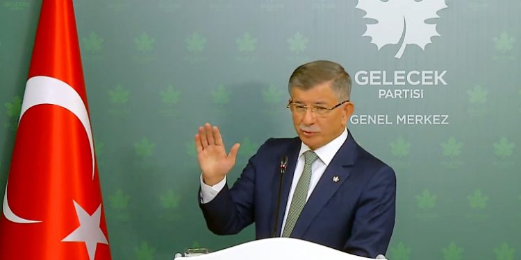 ‘İhanetle’ suçlanan Ahmet Davutoğlu: Erdoğan’a dava açmayı düşünüyorum