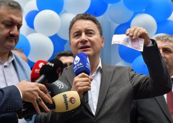 ‘Kur artmıyor’ demek için dövizleri arka kapıdan cayır cayır sattılar’