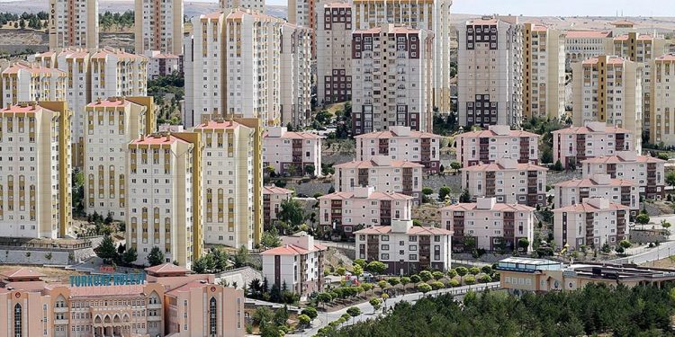 ‘Lüks inşaatlar yapan TOKİ, yeniden sosyal konut üreticisi olmalıdır’