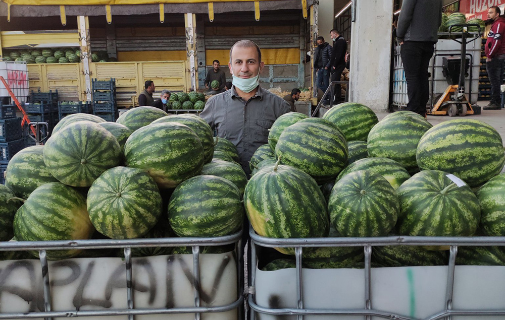 ‘Savcılar, hakimler nerede’ diye soranlara pazardan cevap verdi: Karpuz satıyorum