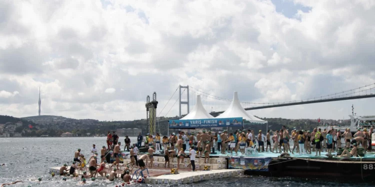 İstanbul Boğazı’nda Kıtalararası Yüzme Yarışı