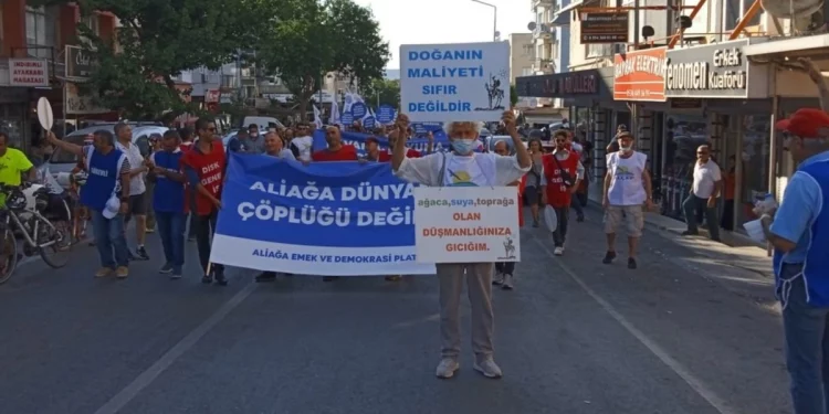 İzmir’de Asbestli Gemiye Protesto