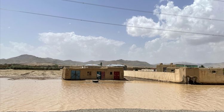 Afganistan'da son bir haftada sel felaketleri nedeniyle en az 90 kişi öldü