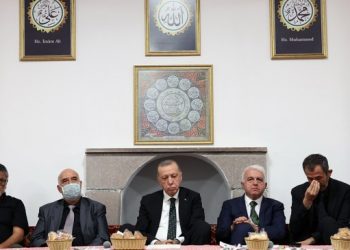 Erdoğan Hüseyin Gazi Cemevi’ni ziyaret etti
