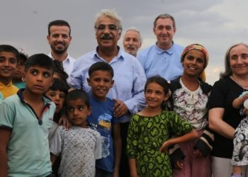 Sancar mevsimlik işçilerle buluştu