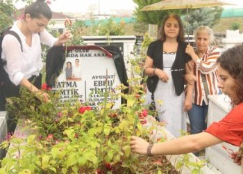 Ebru Timtik mezarı başında anıldı