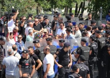 Cumartesi Anneleri’ne mezarlıkta engel: 13 gözaltı