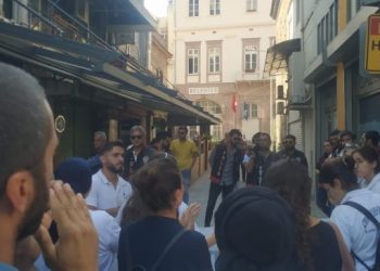 Direnişteki işçilere polis engeli