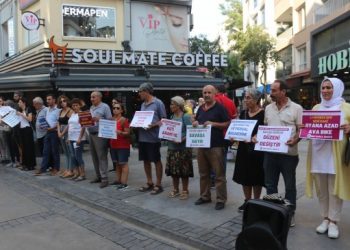 İzmir’de barış zinciri oluşturuldu