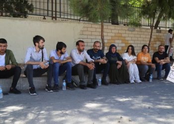 HDP’li gençler Şenyaşar ailesiyle birlikte nöbette