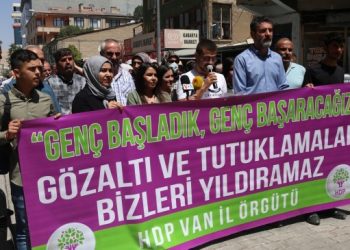 HDP yönetici ve üyelerine yönelik gözaltılar protesto edildi