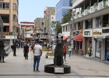 Vanlılar: Giderleri halkın cebinden çıkan saray yıkılmalı