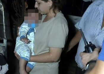 9 aylık bebek, mama, aşı kartı ve oyuncakla birlikte bahçe kapısına bırakıldı