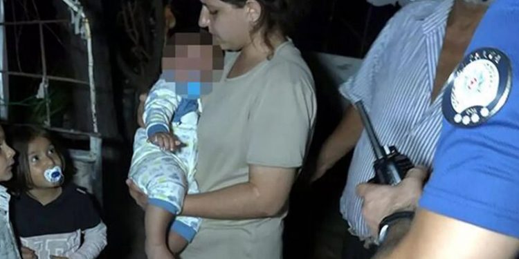 9 aylık bebek, mama, aşı kartı ve oyuncakla birlikte bahçe kapısına bırakıldı