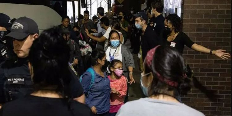 ABD'de eyaletler arasında sığınmacı gerilimi: Binlerce göçmen Teksas'tan New York'a gönderildi