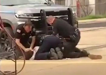 ABD'de zorla yerde tuttukları şüpheliyi döven polis memurları görevden uzaklaştırıldı