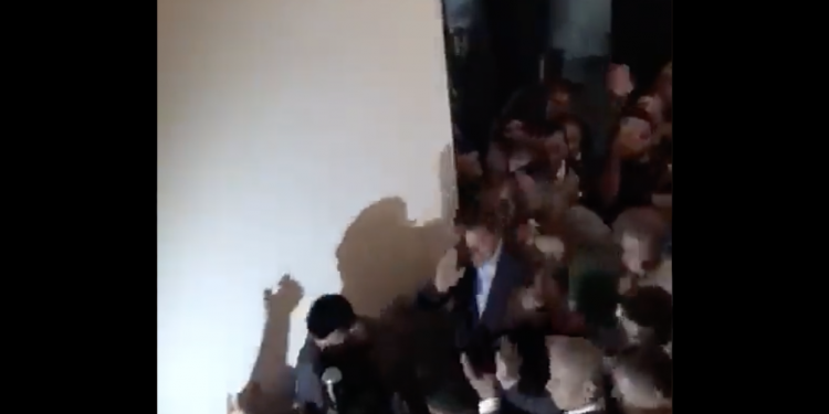 AKP’li gençler Babacan’ın katıldığı yayını ‘gürültüyle’ engellemek istedi