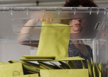 "AKP'nin oyu y&uuml;zde 29, CHP'yle fark y&uuml;zde 1'in altında"