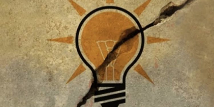 Abdullah Tarhan'ın ardından AKP'de istifalar başladı: 'Kişisel menfaat için...'