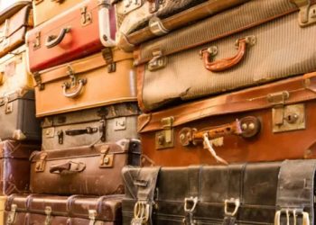 Açık artırmada satılan bavullardan insan kalıntıları çıktı