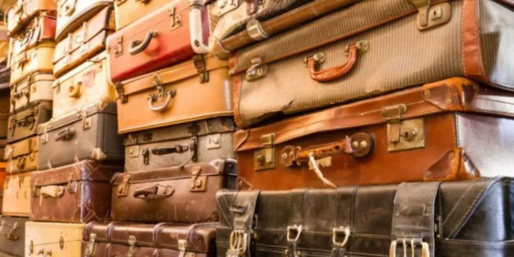 Açık artırmada satılan bavullardan insan kalıntıları çıktı