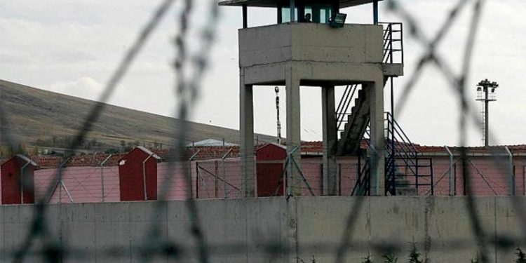 Açlık grevindeki mahpuslar IŞİD’lilerle aynı koridorda tutuluyor