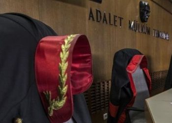 Adliyede 'kopyala-yapıştır' karar: Çocuklar yerine avukatın velayeti anneye verildi