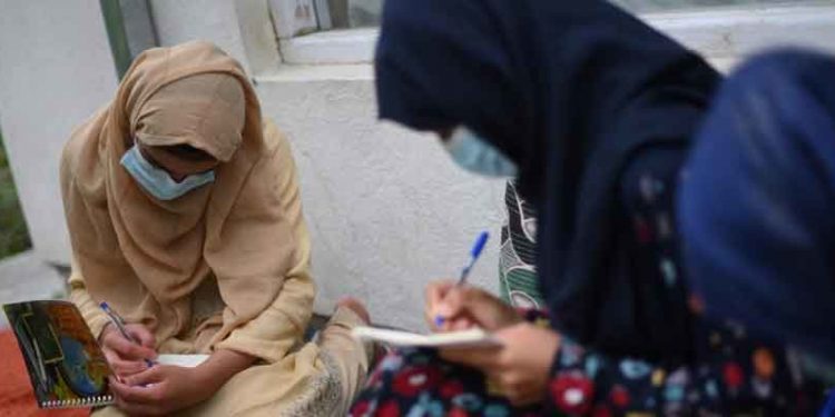 Afganistan'ın saklı okulları: Kız çocukları Taliban'dan gizli eğitim almaya çalışıyor