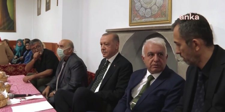 'Alevi inancı gereği postun olduğu yere dede dışında kimse oturmaz'