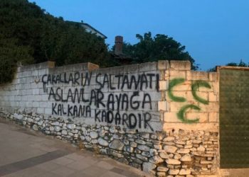 Alevilerin yaşadığı köy duvarlarına üç hilal çizilip tehdit yazıları yazıldı