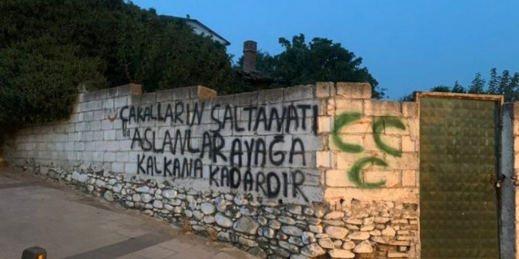 Alevilerin yaşadığı köy duvarlarına üç hilal çizilip tehdit yazıları yazıldı