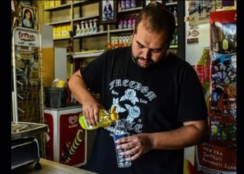 Alım gücü düşen yurttaş bardakla sıvı yağ, kaşıkla salça almaya başladı: 'İnanılmaz kötü durumdayız'