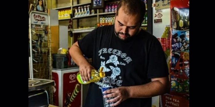 Alım gücü düşen yurttaş bardakla sıvı yağ, kaşıkla salça almaya başladı: 'İnanılmaz kötü durumdayız'