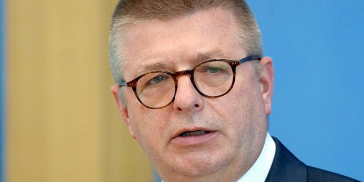 Alman İstihbaratı'nın başkanından aşırı sağ uyarısı