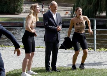 Almanya Başbakanı Scholz'a çıplak eylem