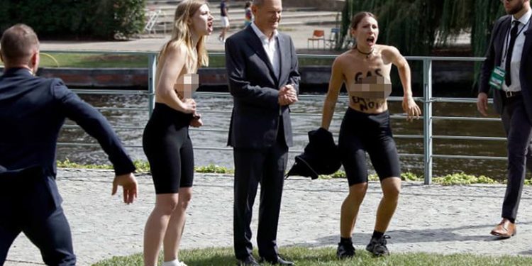 Almanya Başbakanı Scholz'a çıplak eylem