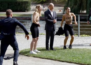 Almanya Başbakanı Scholz'a, çıplak protesto