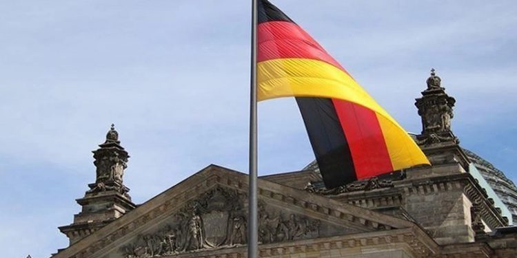 Almanya'da, mültecilerin kaldığı bina kundaklanmaya çalışıldı