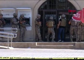 Antalya’da banka şube müdürünü rehin alan kişi teslim oldu