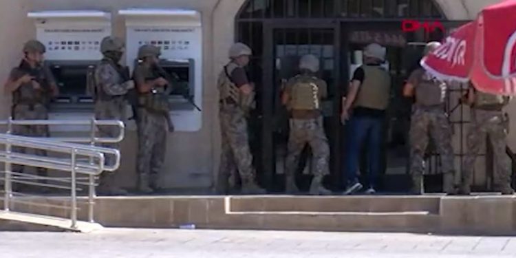 Antalya’da banka şube müdürünü rehin alan kişi teslim oldu